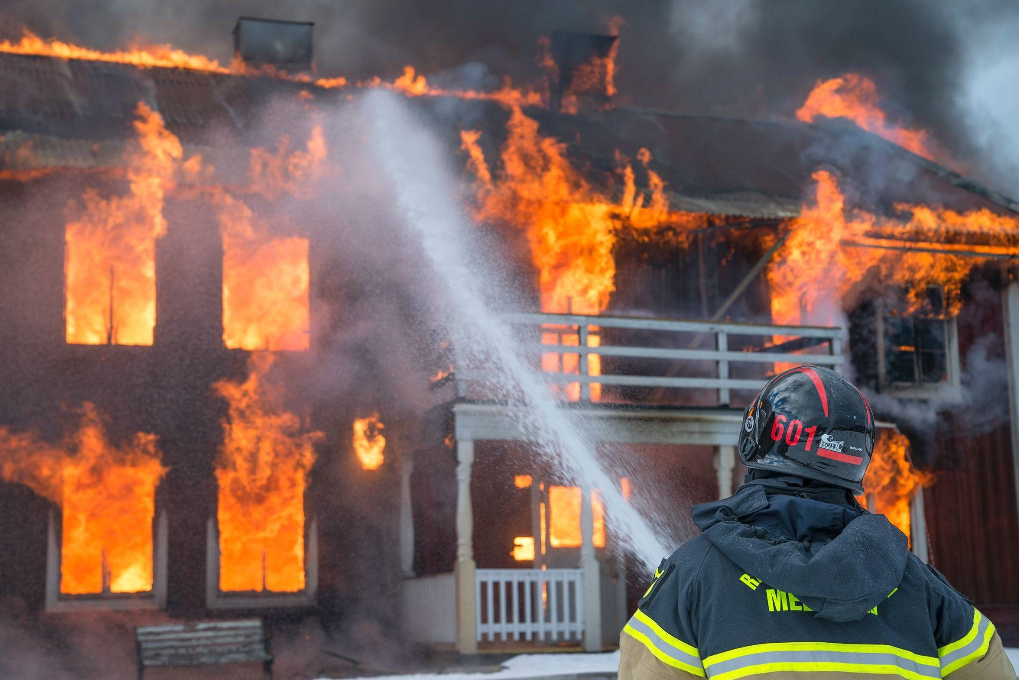 Požáry patří k nejničivějším živlům – byt vyhoří i do tří minut. Kvalitní pojištění nemovitosti je v případě podobných pohrom klíčové.